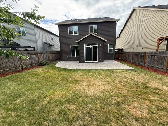 Building Photo - Gorgeous 4Bd/2.5Ba Craftsman Home in East Vancouver!