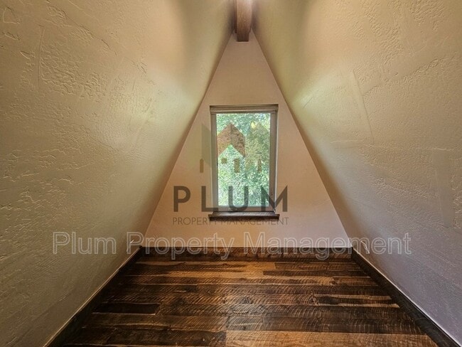 Building Photo - 213 Sommers St