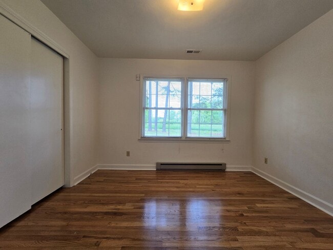 Building Photo - Enjoy Country Living in 3 Bed, 2 Bath, Brick Ranch