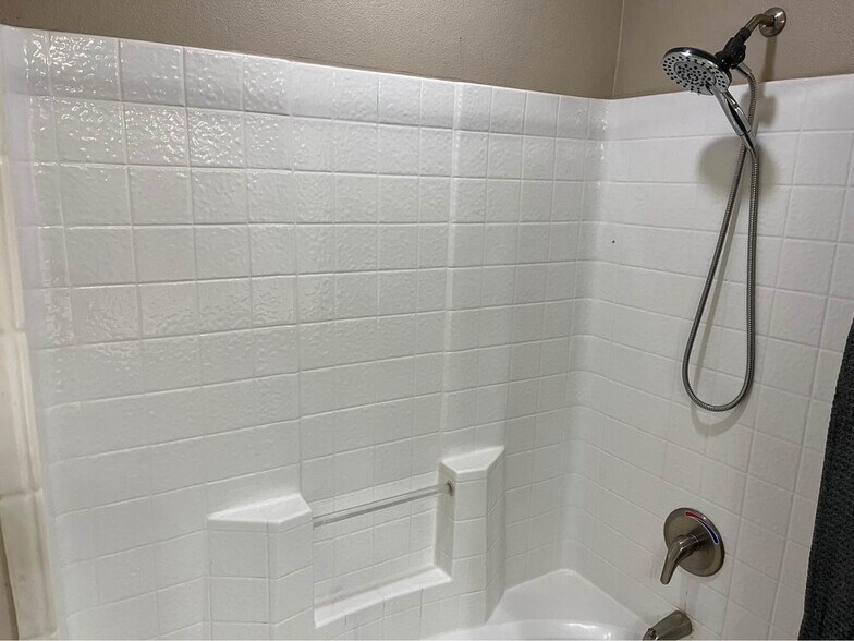 Building Photo - 175 Oakview Ct