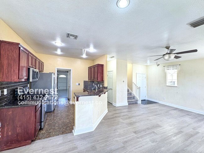 Building Photo - Gorgeous 3-Bedroom Home in a Prime Locatio...