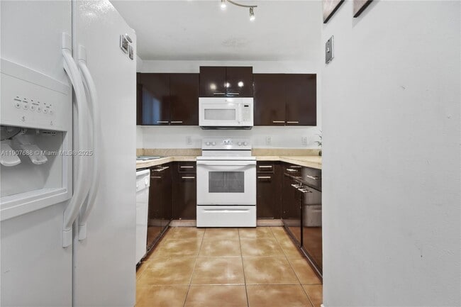 Building Photo - 6205 SW Kendale Lakes Cir