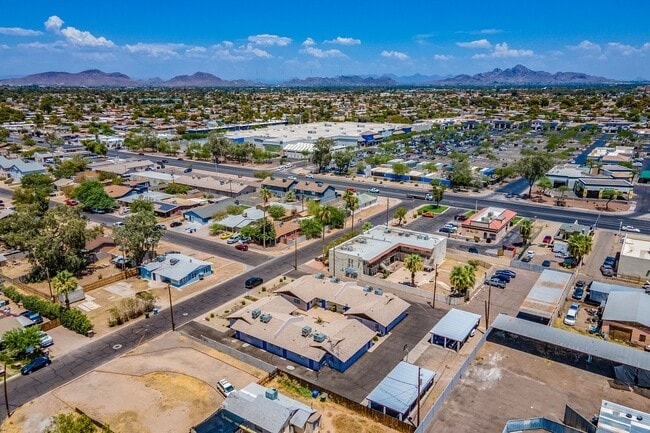 Building Photo - Renovated open floorplan