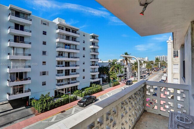 Building Photo - 713 Collins Ave