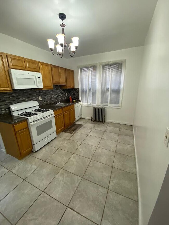 Building Photo - 425 Leslie St