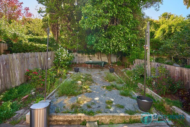 Building Photo - Castro/Eureka Valley: Top Floor Flat w/ in-unit W/D & Shared Yard