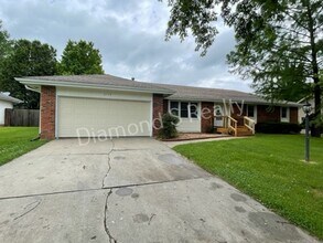 Building Photo - 4 Bedroom Home Available Now! Southwest Springfield!