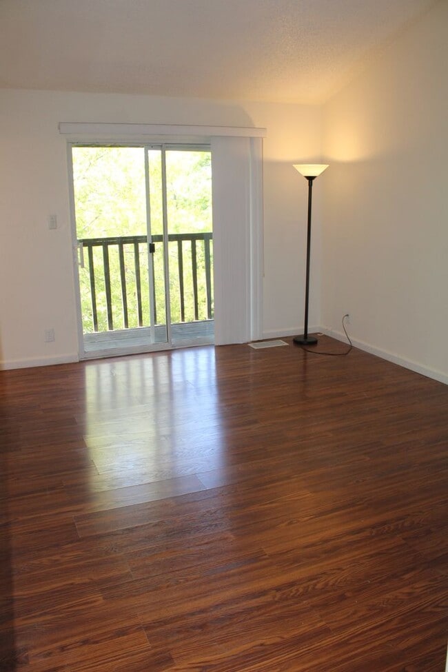 Building Photo - Bright 2 Bedroom, 2 Bathroom Condo, W/ Gar...