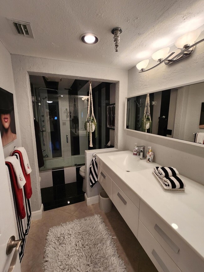 Building Photo - 899 Jeffery St