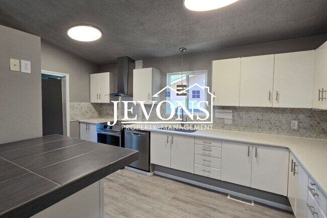 Building Photo - Energy-Efficient 3BR/2BA in Yakima w/ EV Charger & Private Backyard Porch