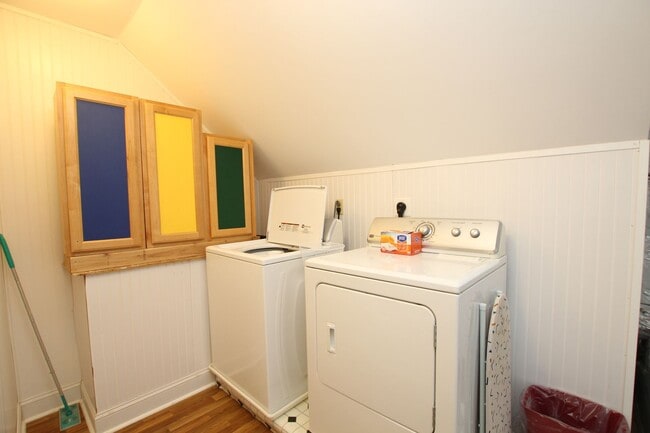 Building Photo - Garage apartment located close to area sho...