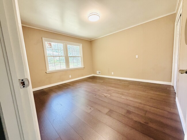 Building Photo - 836 Delverton Rd
