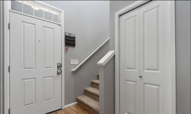 Building Photo - Large 4 bedroom home-Pet friendly!