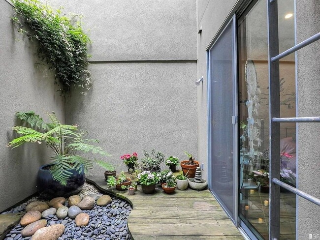 Building Photo - "Spacious 1-Bed, 2-Bath Gem in San Francisco's Heart – Your Urban Sanctuary Awaits!"