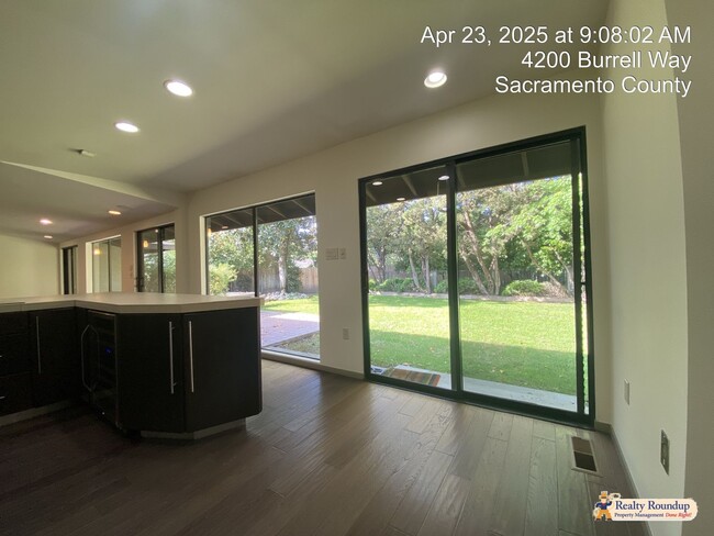 Building Photo - Sprawling Ranch with Open Floorplan & Exce...