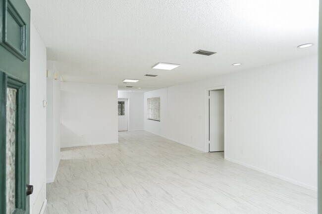 Building Photo - 494 Romano St