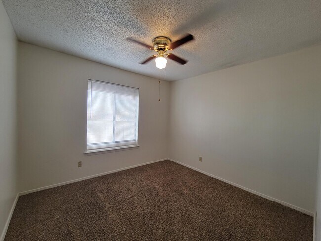 Building Photo - 7716 Iroquois Dr