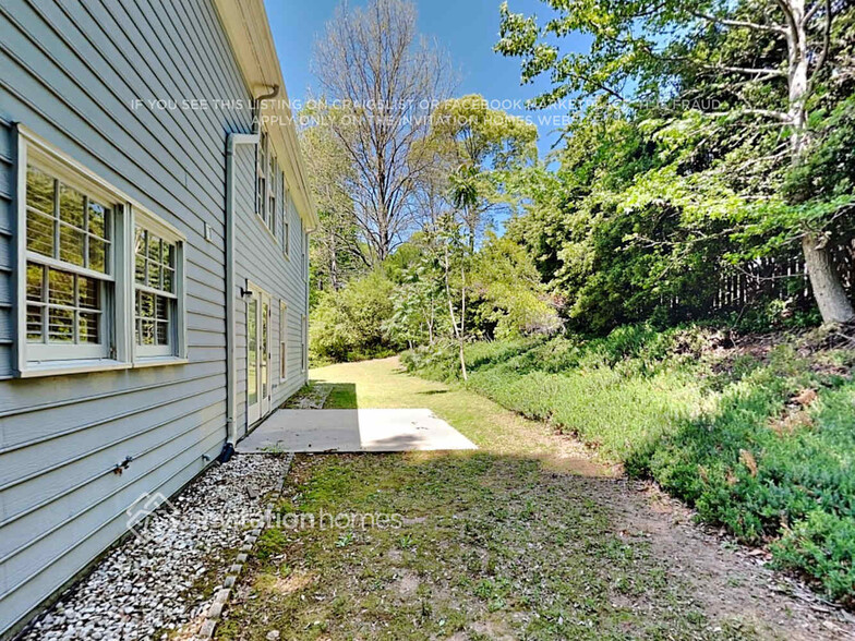Building Photo - 140 Laurens Oak Ct