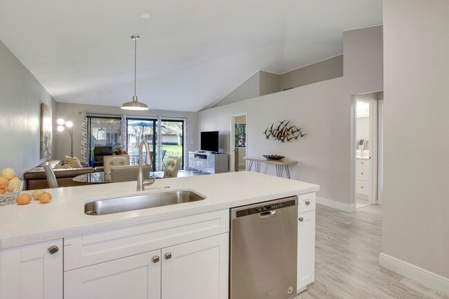 Building Photo - 909 Club Dr