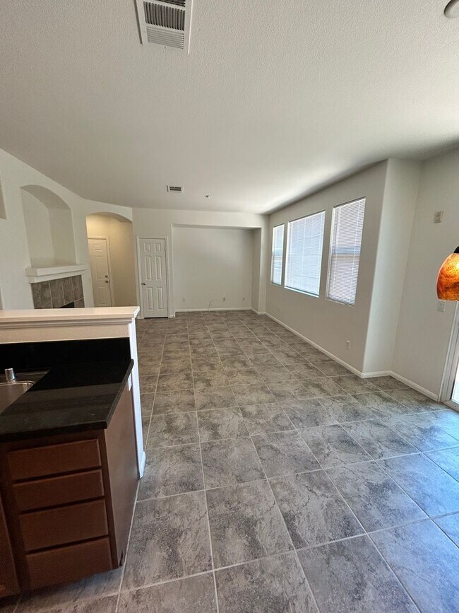 Building Photo - 3 bed 2 car garage condo for rent in Murrieta