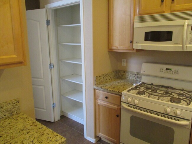 Building Photo - Beautiful Gilbert Home w/2 Master Bedrooms...