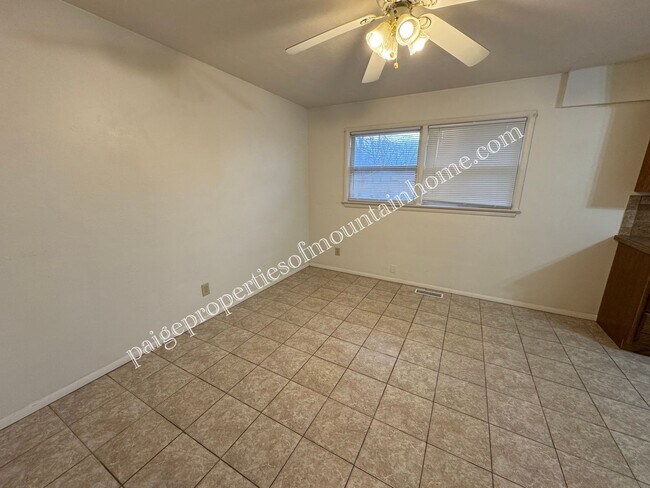 Building Photo - 3 Bedroom/2 bath home in Mountain Home