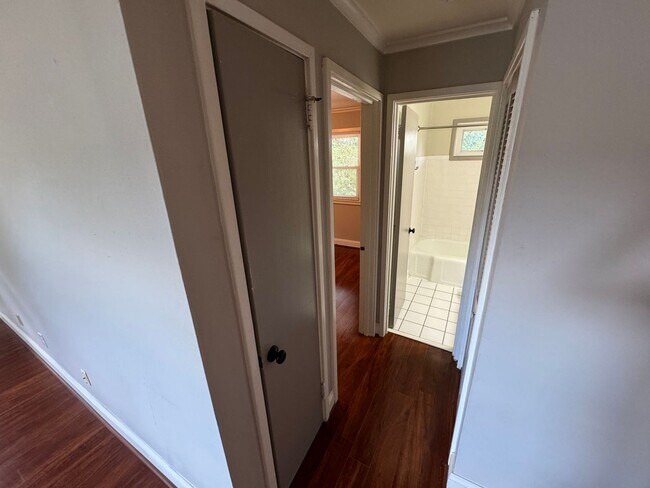 Building Photo - Updated Village District Condo in Raleigh
