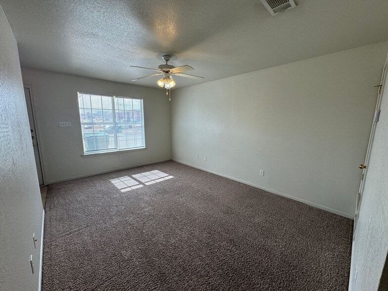 Building Photo - 400 Brittney Way