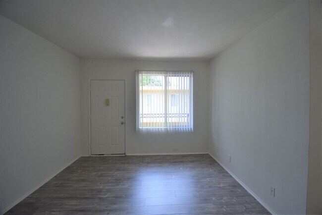 Building Photo - 4565 Hazeltine Ave