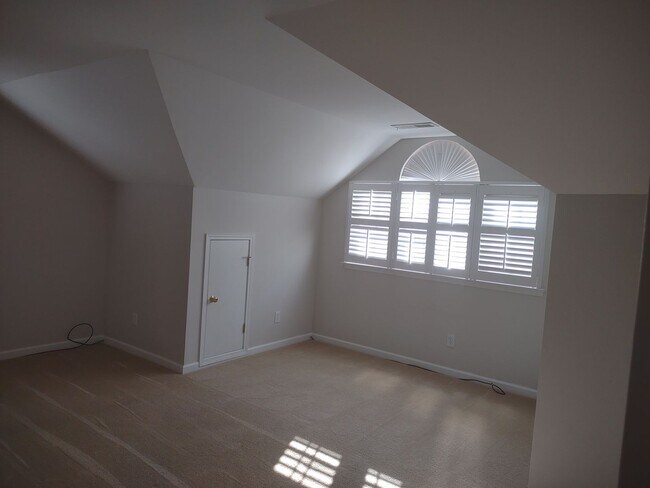 Building Photo - Beautiful and Charming! You Want it and Th...