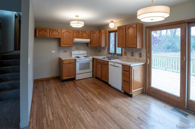 Building Photo - 1555 E South Blvd