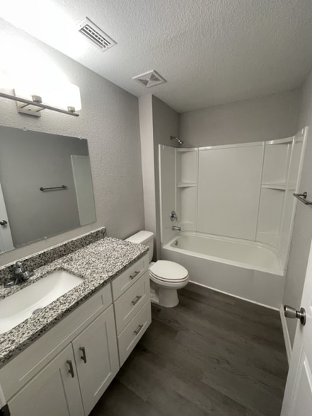 Building Photo - 1935 Ave O SW