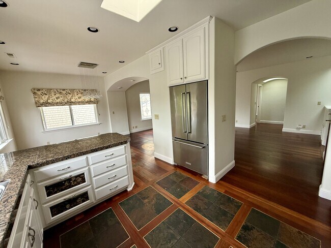 Building Photo - 143 Alamo Ave