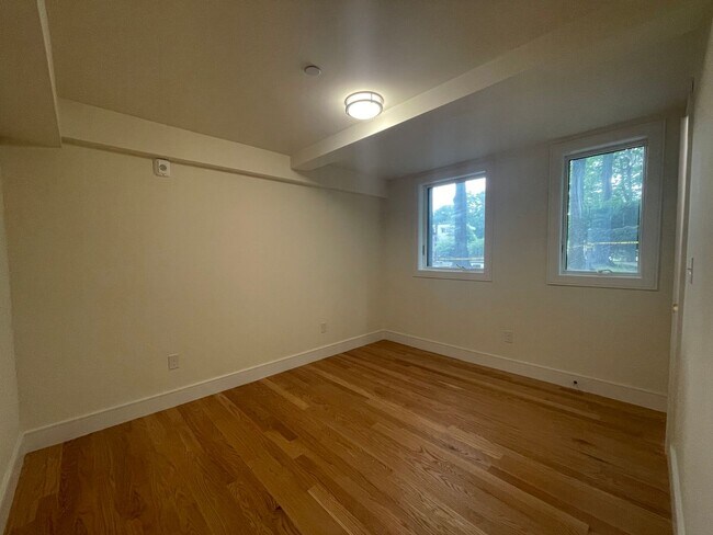 Building Photo - Charming 3 Bedroom