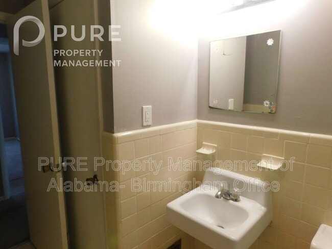 Building Photo - 117 22nd Ave NW