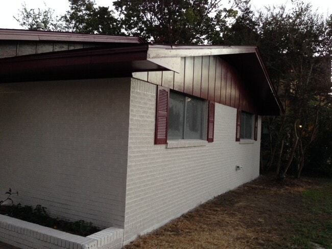 Building Photo - 108 Moss St