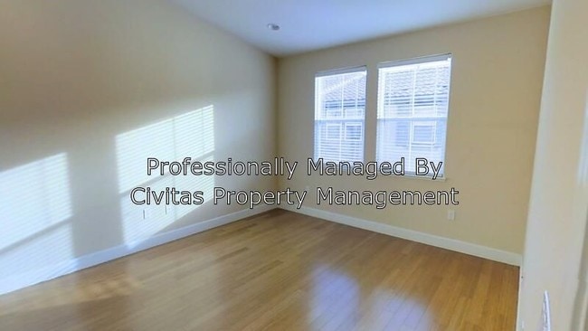 Building Photo - Newer 2/2 Townhome - Bonus Room Pool and More