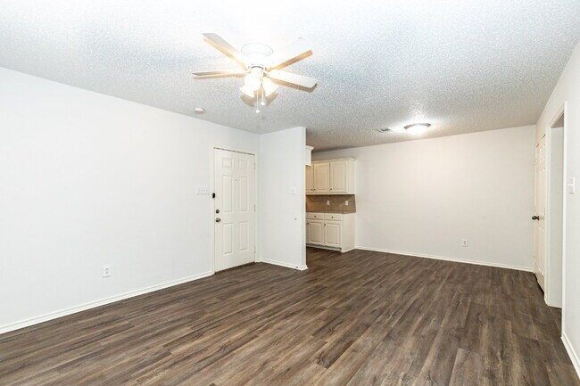 Building Photo - 2 Bedroom 2 Bathroom Duplex