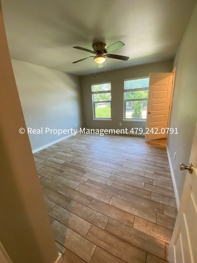 Building Photo - HALF OFF MOVE IN RENT!! 2 Bed 2 Bath Duplex close to Baptist Health