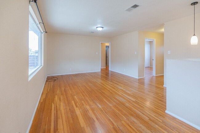 Building Photo - Bright & Inviting 3 Bed 1 Bath Home - Featuring Large Backyard!