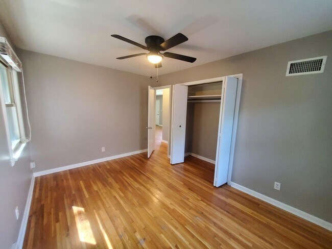 Building Photo - Single family home Recently renovated, mov...
