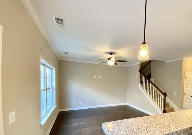 Building Photo - Townhome with 3 Bed/2.5 Bath w 1 Car Garag...