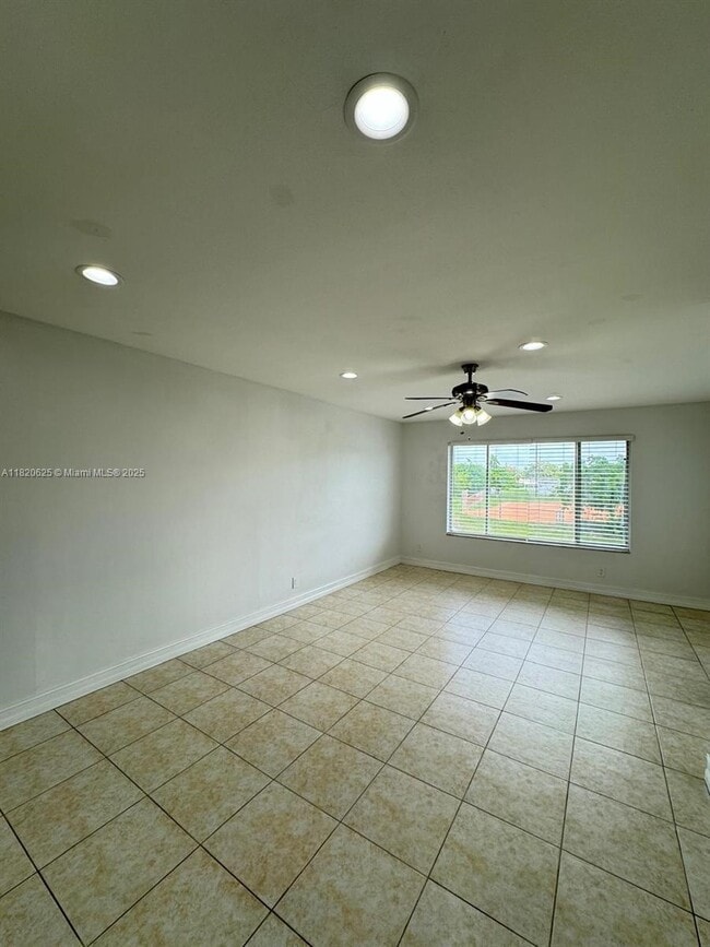Building Photo - 9919 Twin Lakes Dr