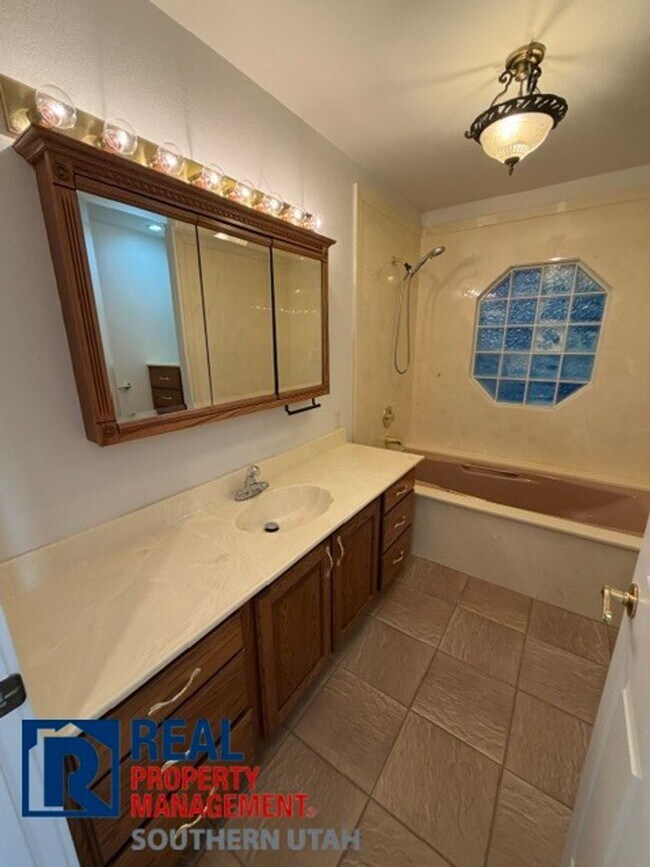Building Photo - Single Family Home in River Ridge