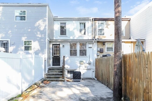 Building Photo - 551 Summit St