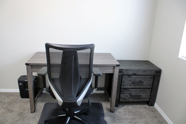 Building Photo - Executive Rental!