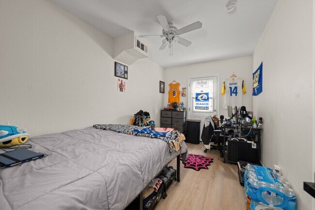 Building Photo - Spacious lot with no back house!