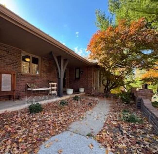 Building Photo - 615 E 101st Terrace