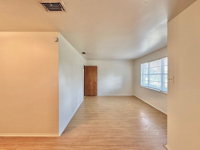 Building Photo - Discover this 3/2 home located in Mid-town...
