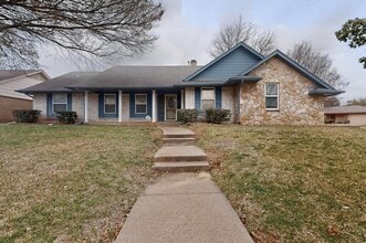 Building Photo - 2800 Hedgeway Dr